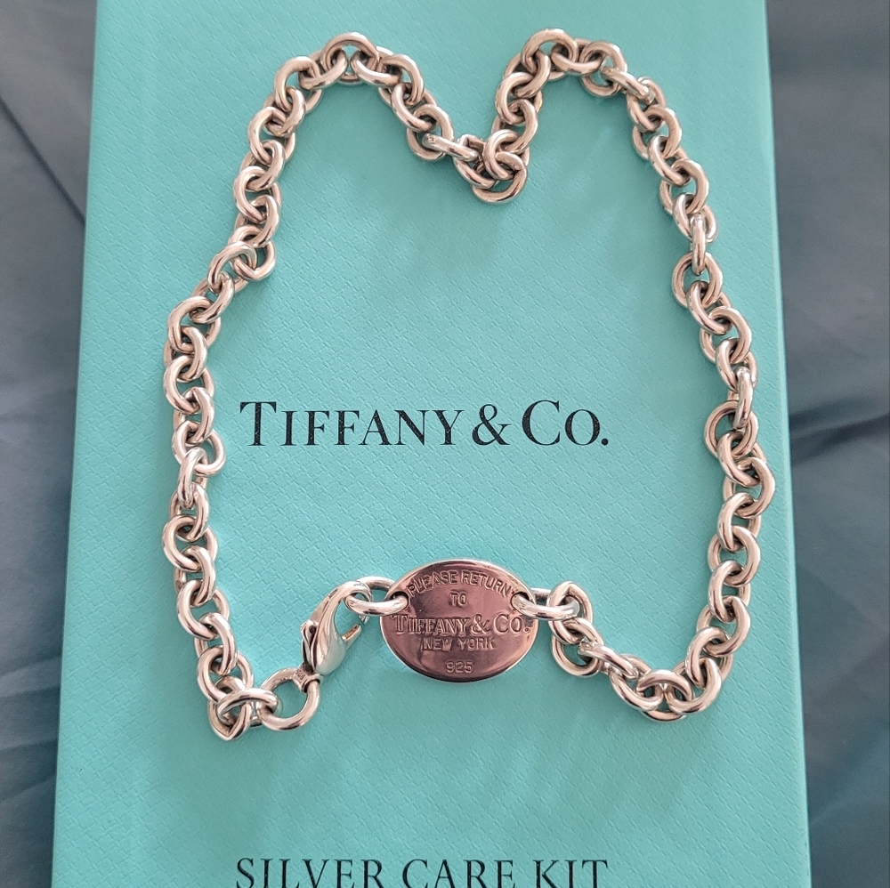 Beautiful Oval Tag Tiffany & Co sterling silver necklace